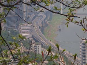 Chongqing -  widok z tarasu - drogi,  rzeka Jangcy
