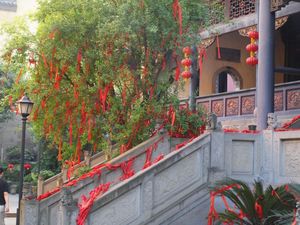 Dom Spotkań - wejście do Świątyni -  czerwone wstążki to modlitwy