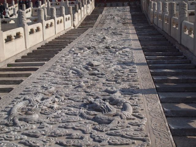 Zakazane Miasto -  wejście do pawilonu z boku schody którymi niesiono cesarza w lektyce