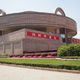 Muzeum w Szanghaju  -  podstawa kwadratu - symbol ziemi,  okrągła góra - symbol nieba