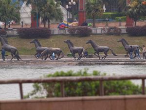 rzeźby nad rzeką w Guilin