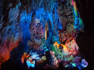 zwiedzamy Jaskinie Trzcinowego Fletu - kolorowo oświetlona