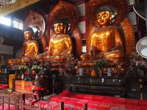 Świątynia Sześciu Banianów - figury w następnym pawilonie
