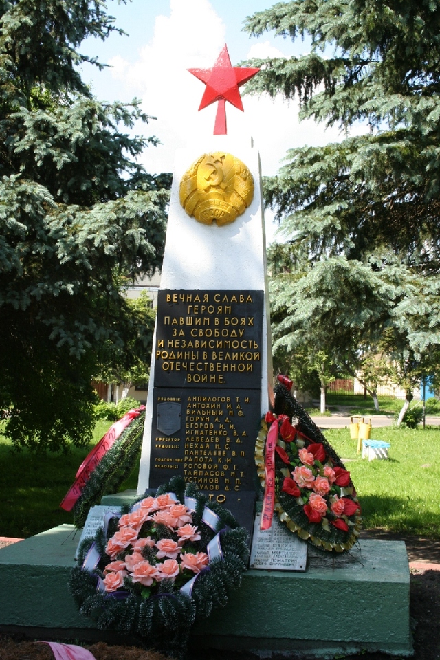 pomnik w centrum miejscowości