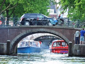 Amsterdam - Tłok na ulicach i w kanałach.