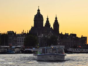 Amsterdam o zachodzie słońca.
