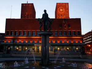 Oslo ratusz fontanna noc