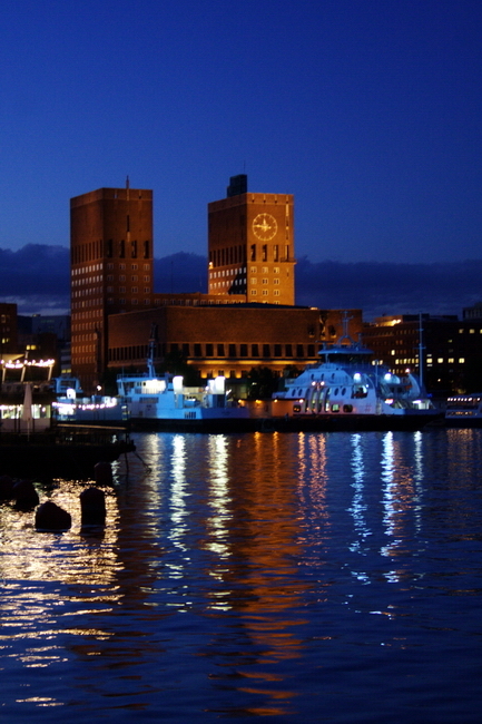 Oslo ratusz woda noc