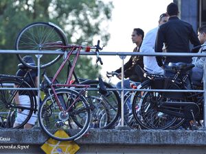 Amsterdamskie parkowanie.