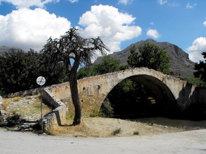 kamienny most  koło wąwozu Kourtaliotiko