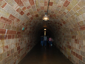 krótkie przejście tunelem
