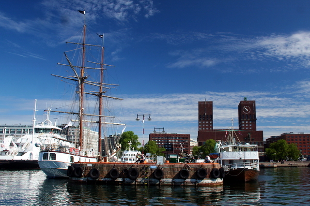 Oslo marina ratusz
