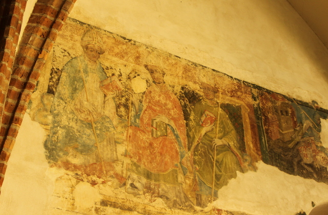 A tutaj fresk z przedstawieniami dostojników diecezji krakowskiej. Jest fragmentam XV wiecznego cyklu, który niegdyś kończył się na Fryderyku Jagiellończyku, później do galerii trafiały obrazy na desce , a z czasem płótnie