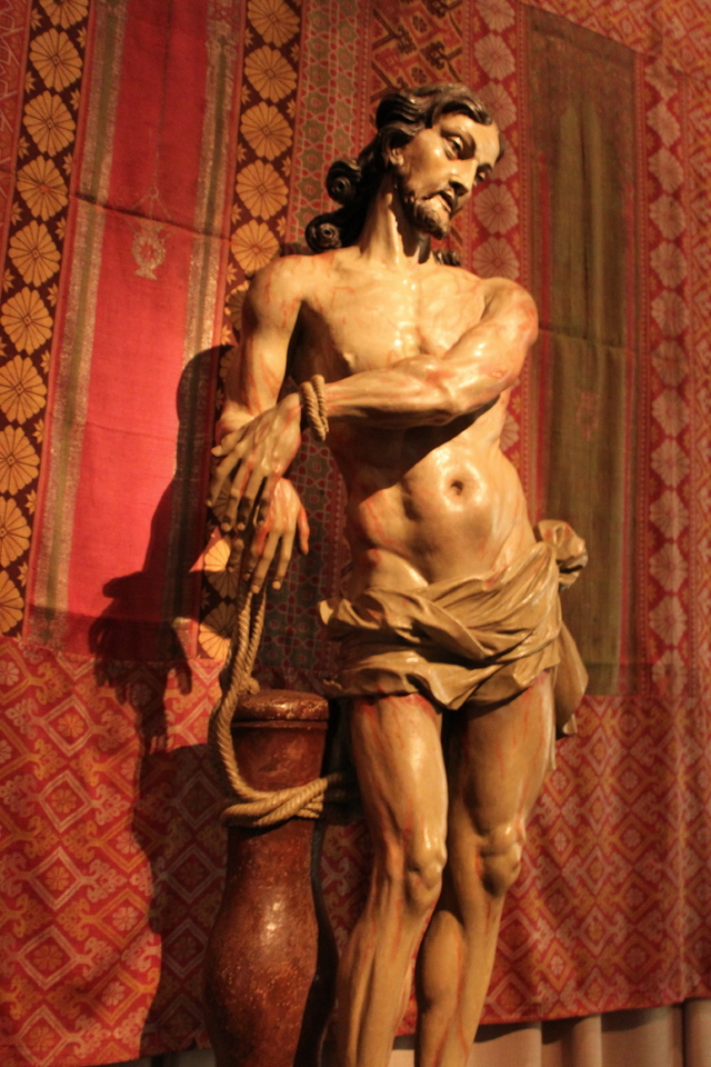 A tutaj Chrystus ubiczowany z wystawy czasowej Skarby Wizytek, fajnie dobrali takniny jako tło dla rzeźby
