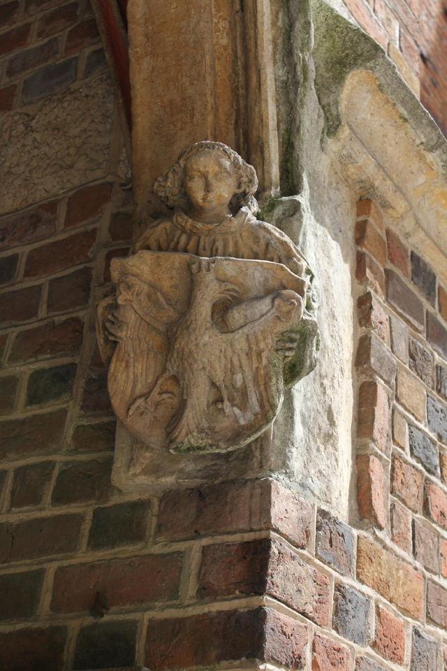 Anioł z Orłem z portalu kościoła św. Barbary