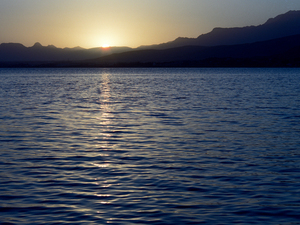 Wschód słońca nad jeziorem Van