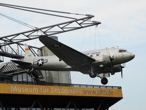 Gmach muzeum i podwieszony Douglas C-47 B Skytrain 