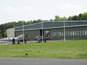 Luftwaffen Museum i jeden z hangarów do zwiedzania