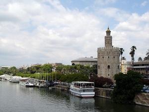 widok z mostu Puente de San Telmo na rzeke i wieze Torre del Oro