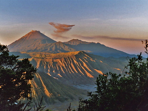 Krater Bromo i wulkan Semeru, Jawa.