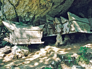 Celebes, drewniane groby Tana Toraja