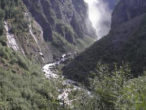 w drodze pod wodospad Voringsfossen