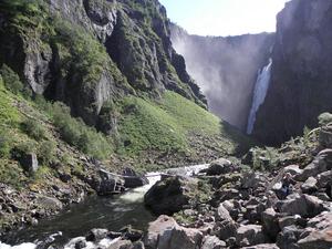 w drodze pod wodospad Voringsfossen