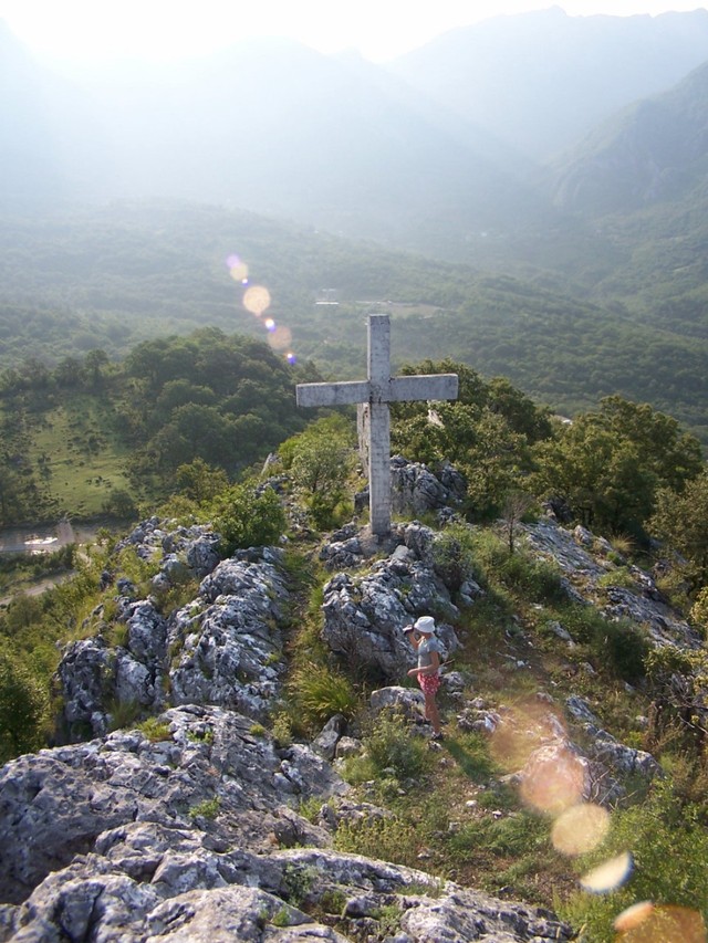 Krzyż na górze obok monastyru