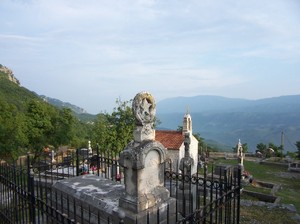 Cmentarz na drodze do monastyru.