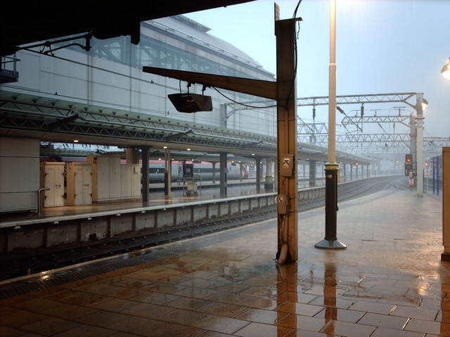 Stacja, ściana deszczu