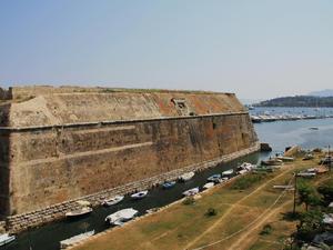 Kerkira stara twierdza kanal oddzielajacy fortece od wyspy