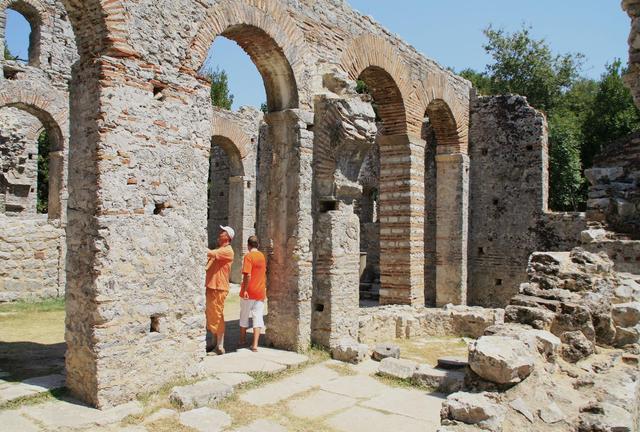 Albania- Butrint, ruiny bizantyjskiej bazyliki wczesnochrześcijanskiej  6 w.n.e. z elementami z IX i XII w.