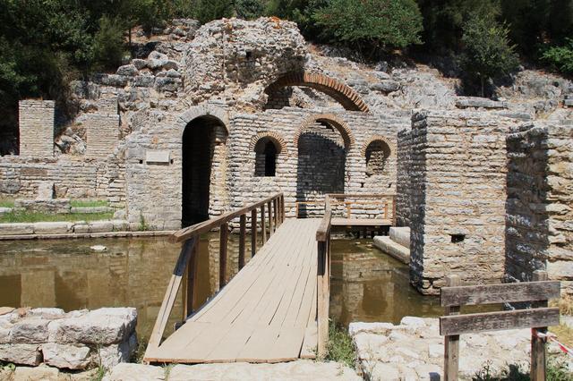 Albania- Butrint, wejście do świątyni Asklepiusa