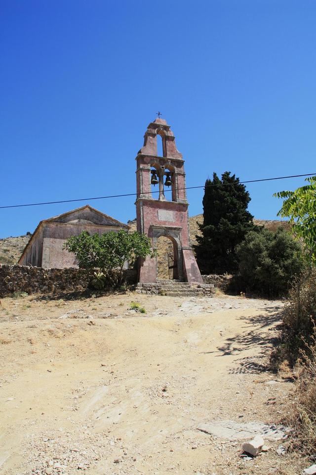 Peritheia- prawosławny kościół i dzwonnica taki widok wita przybyłych asfaltową drogą