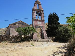 Peritheia- prawosławny kościół i dzwonnica taki widok wita przybyłych asfaltową drogą