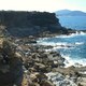 skaliste wybrzeże z drugiej strony zatoki Porto Ferro