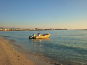 morskie fale obmywające plaże w Alghero