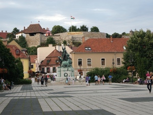 Rynek - pomnik Istvana Dobo i widok na zamek