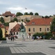Rynek - pomnik Istvana Dobo i widok na zamek