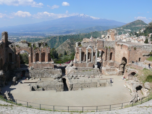 Taormina_ruiny teatru z Etną w tle