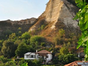 Melnik - miasto słynące z wina i piramid melnickich