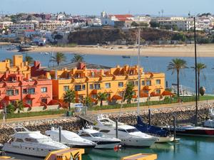 Marina w Praia Da Rocha, z tyłu Ferragudo