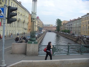 Na moście przed kanałem w Petersburgu.