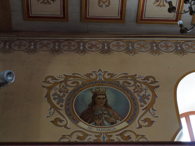 jedno z wielu malowidł wzdłuż kościoła