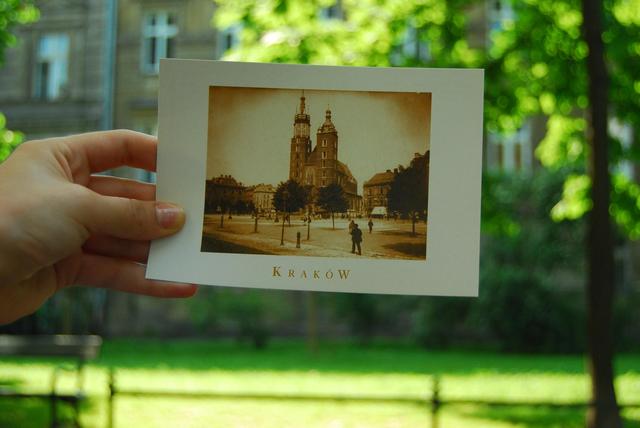 Kartonowy Kraków na plantach.