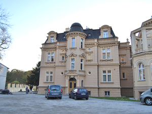 pałac myśliwski dobudowany do głównego pałacu
