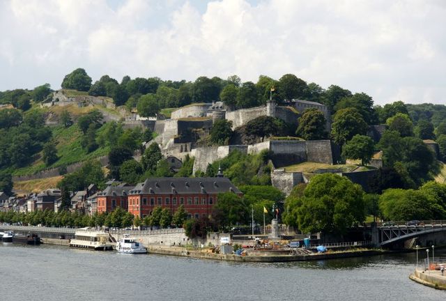 Namur widok na cytadelę u zbiegu rzek