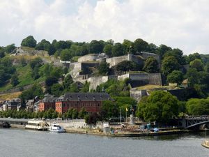 Namur widok na cytadelę u zbiegu rzek