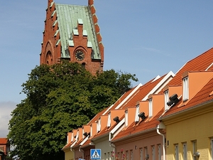 Trelleborg uliczka na starówce i wieża kościoła