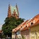 Trelleborg uliczka na starówce i wieża kościoła